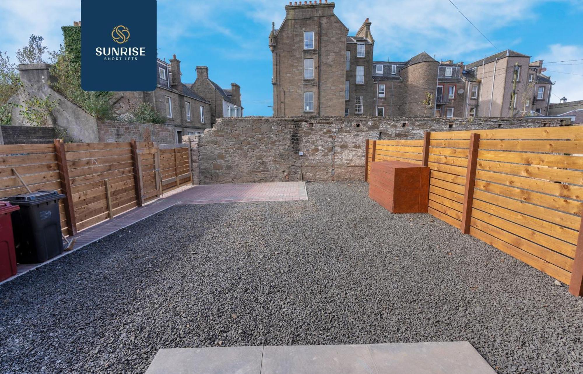 L2 - Stunning 4 Bed House With 6 Beds And 3 Bathrooms, Tvs In Each Room, Free Parking, Fully Equipped, Local Amenities, Easy Ring Road Access, Special Rates Ask Sunrise Short Lets Dundee Exterior foto