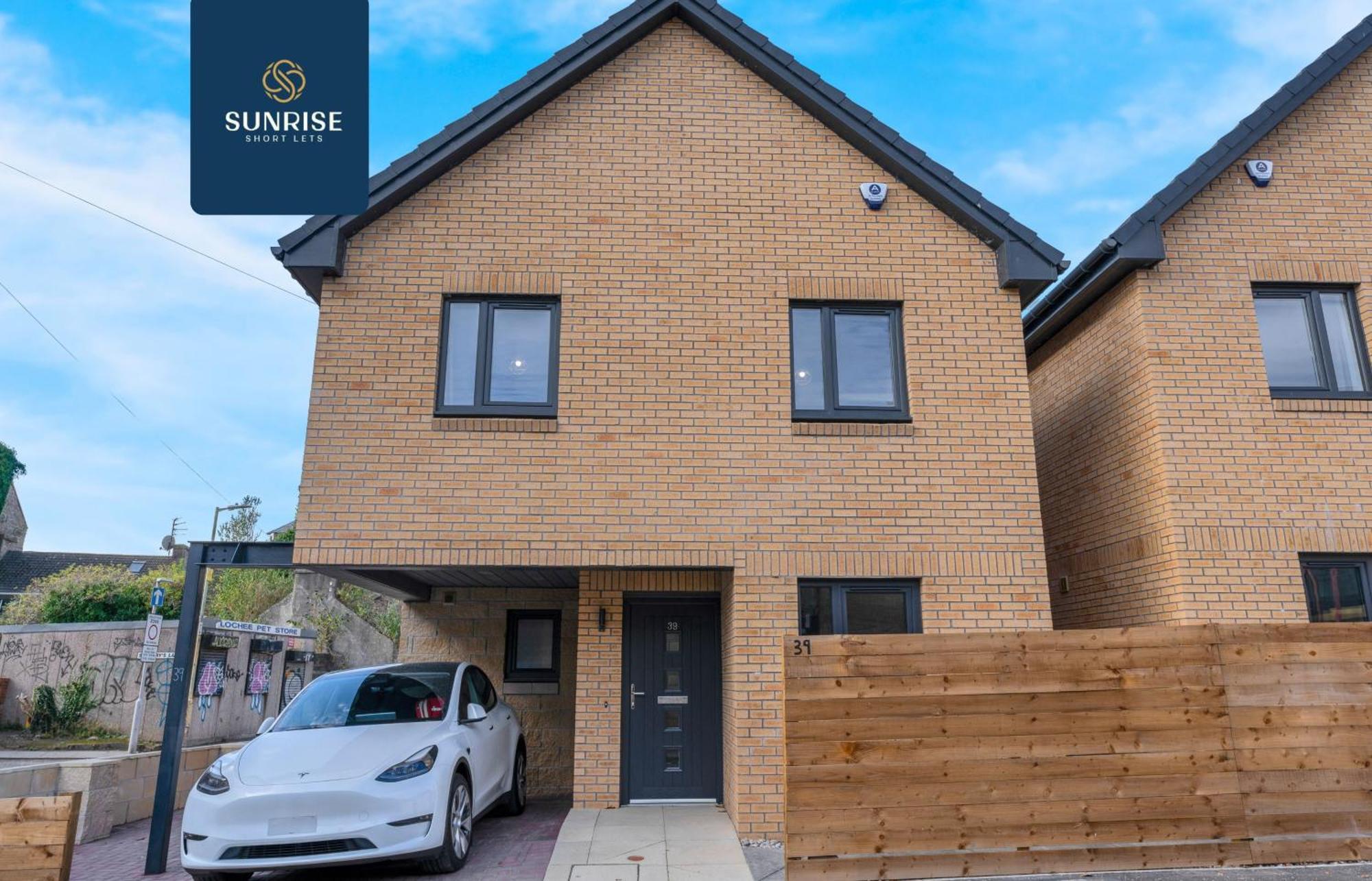 L2 - Stunning 4 Bed House With 6 Beds And 3 Bathrooms, Tvs In Each Room, Free Parking, Fully Equipped, Local Amenities, Easy Ring Road Access, Special Rates Ask Sunrise Short Lets Dundee Exterior foto