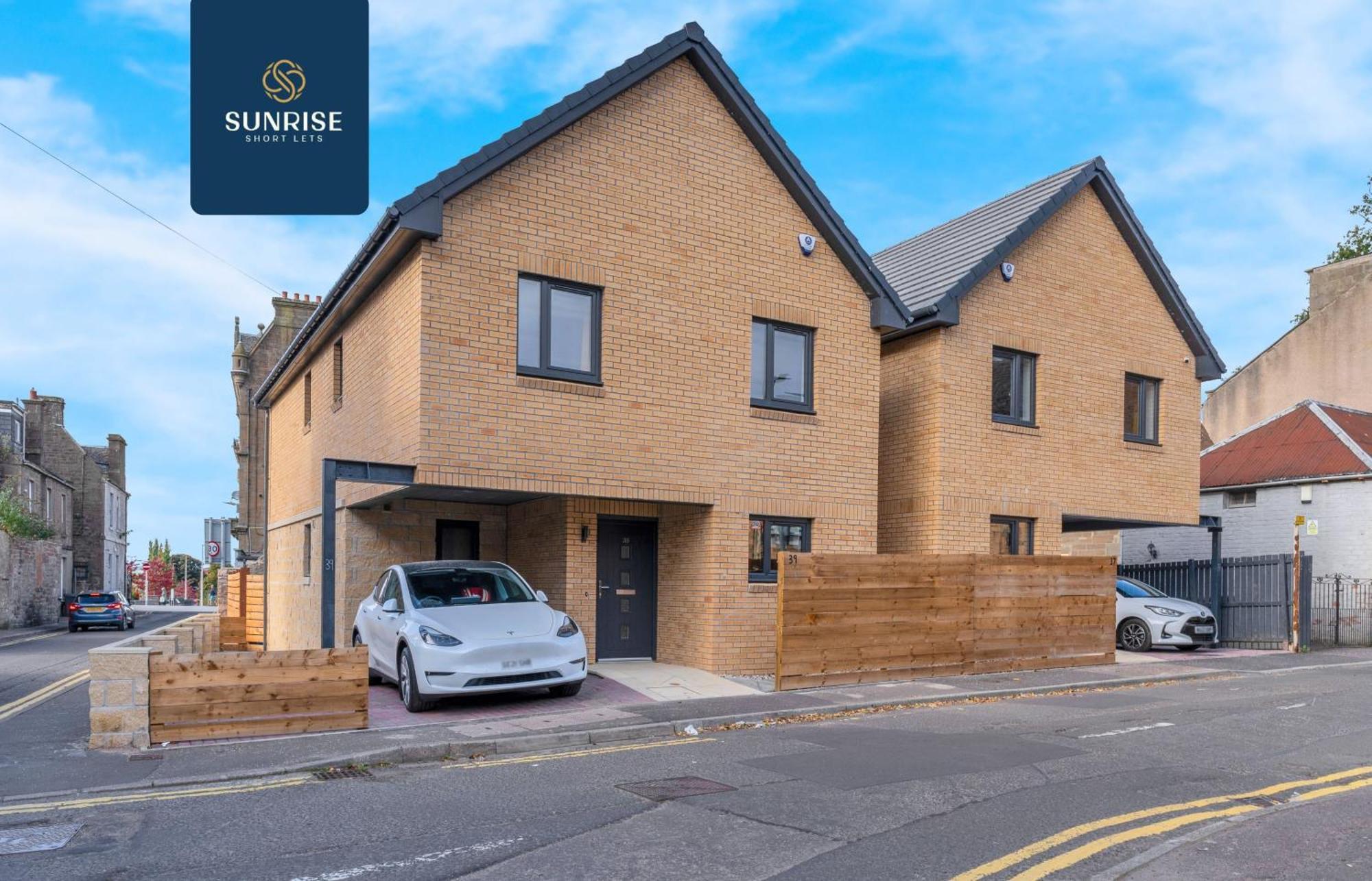 L2 - Stunning 4 Bed House With 6 Beds And 3 Bathrooms, Tvs In Each Room, Free Parking, Fully Equipped, Local Amenities, Easy Ring Road Access, Special Rates Ask Sunrise Short Lets Dundee Exterior foto