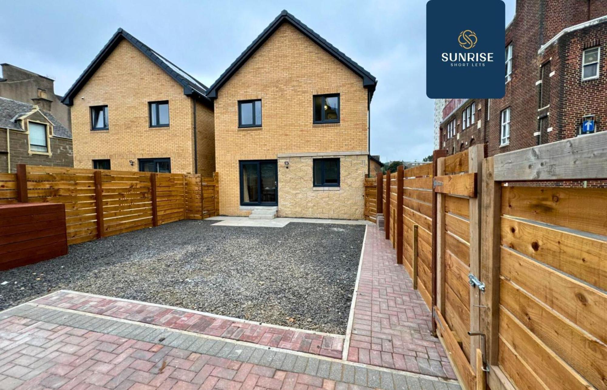 L2 - Stunning 4 Bed House With 6 Beds And 3 Bathrooms, Tvs In Each Room, Free Parking, Fully Equipped, Local Amenities, Easy Ring Road Access, Special Rates Ask Sunrise Short Lets Dundee Exterior foto